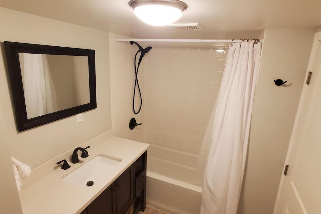 Luxury Dt Cottage - Free Parking - Self Check-In Anchorage Buitenkant foto